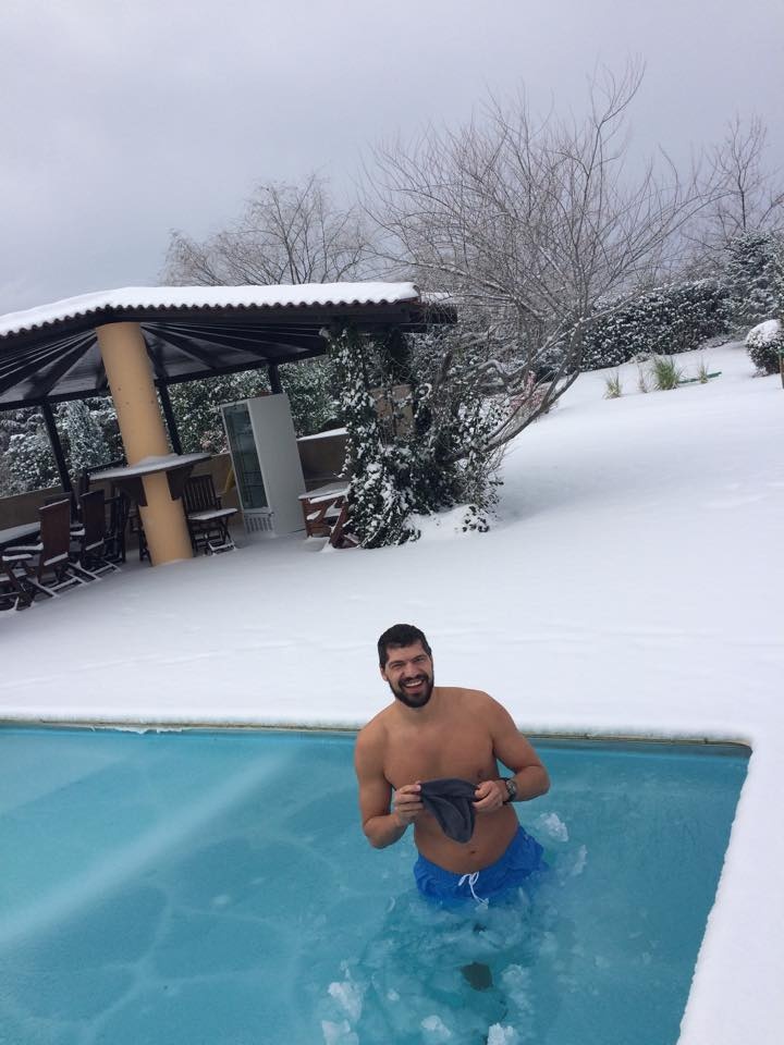Βούτηξε σε χιονισμένη πισίνα ο Λάζαρος Παπαδόπουλος! (video+photos)