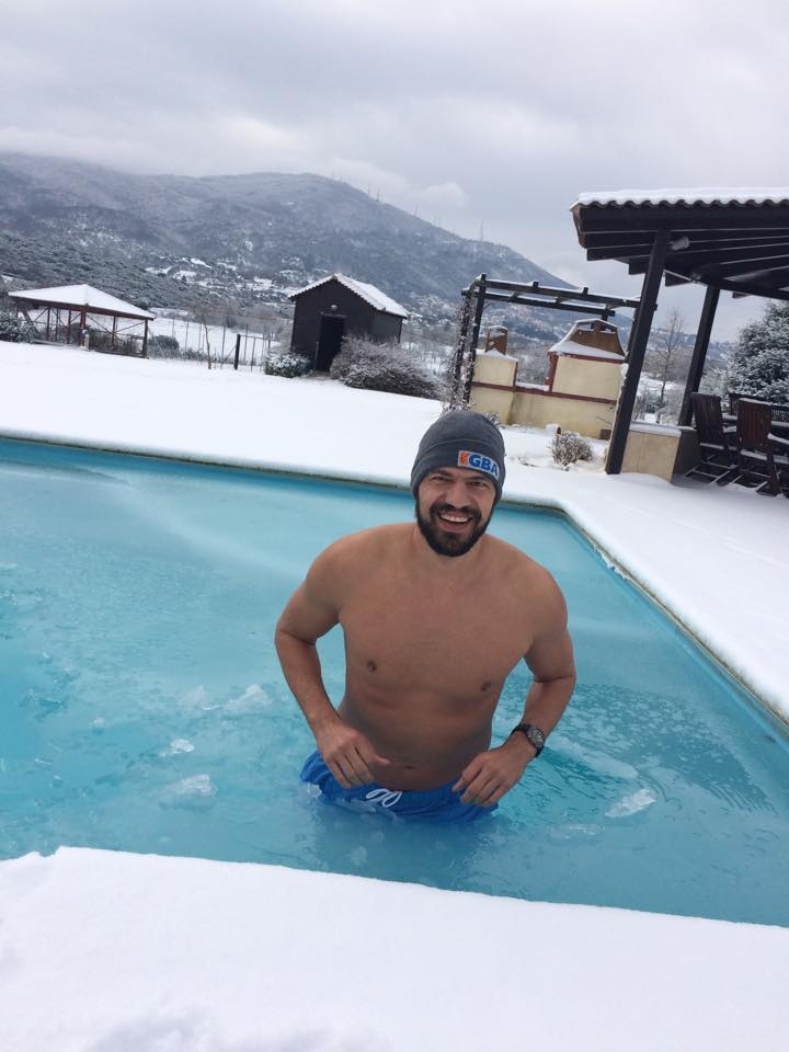 Βούτηξε σε χιονισμένη πισίνα ο Λάζαρος Παπαδόπουλος! (video+photos)