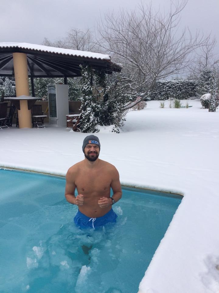 Βούτηξε σε χιονισμένη πισίνα ο Λάζαρος Παπαδόπουλος! (video+photos)