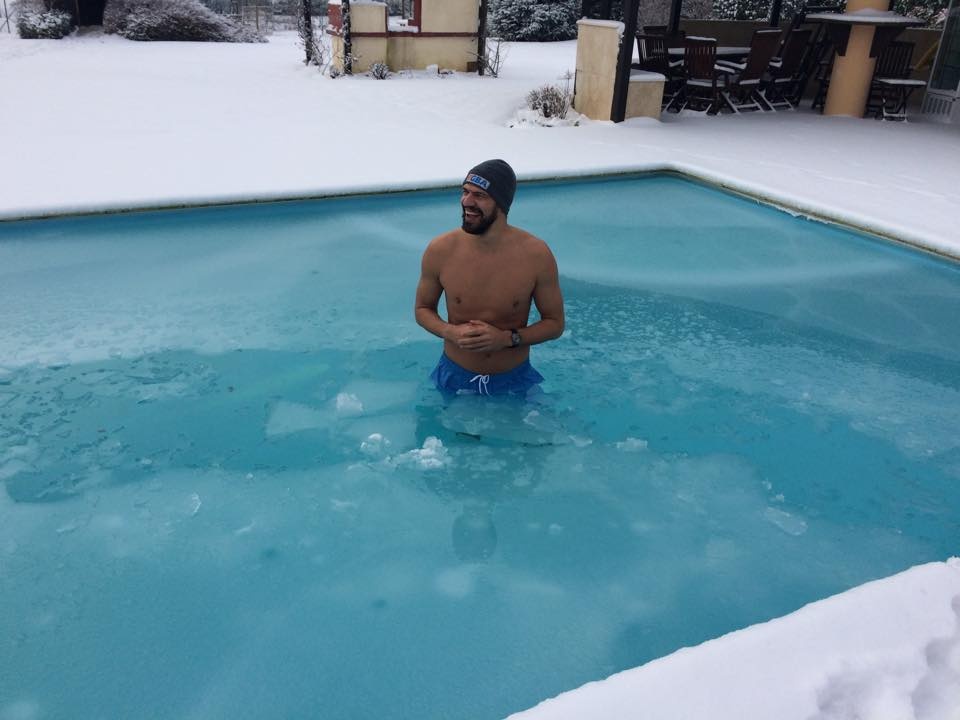 Βούτηξε σε χιονισμένη πισίνα ο Λάζαρος Παπαδόπουλος! (video+photos)