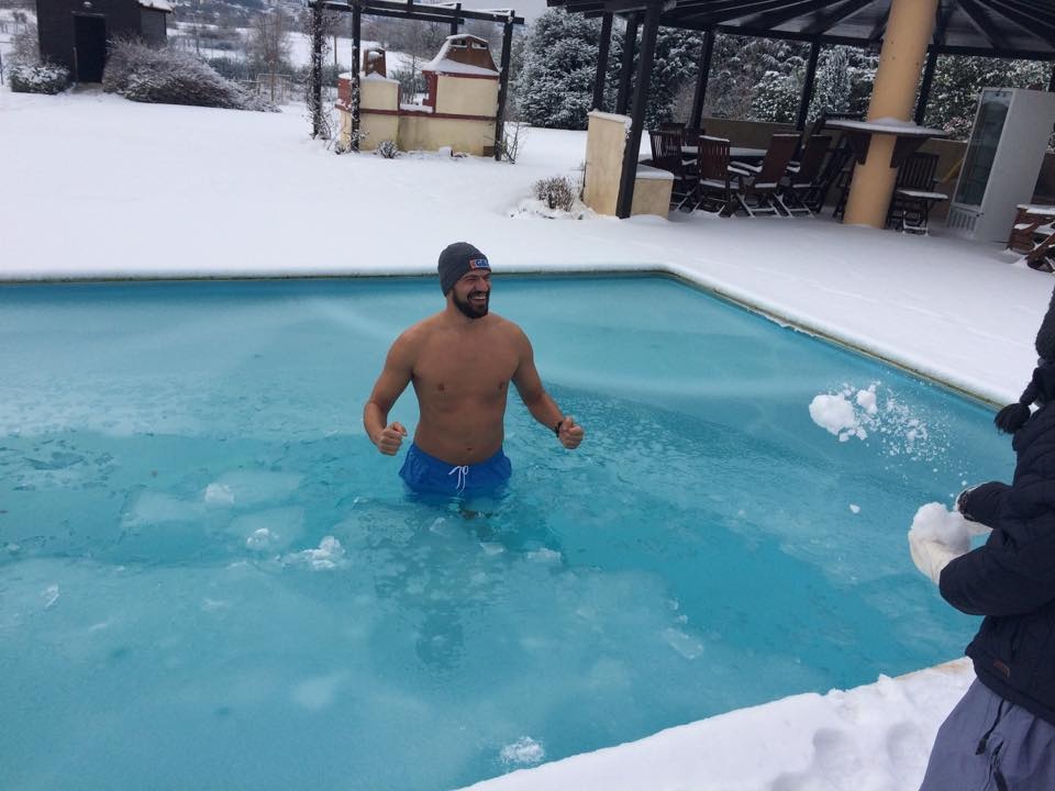 Βούτηξε σε χιονισμένη πισίνα ο Λάζαρος Παπαδόπουλος! (video+photos)