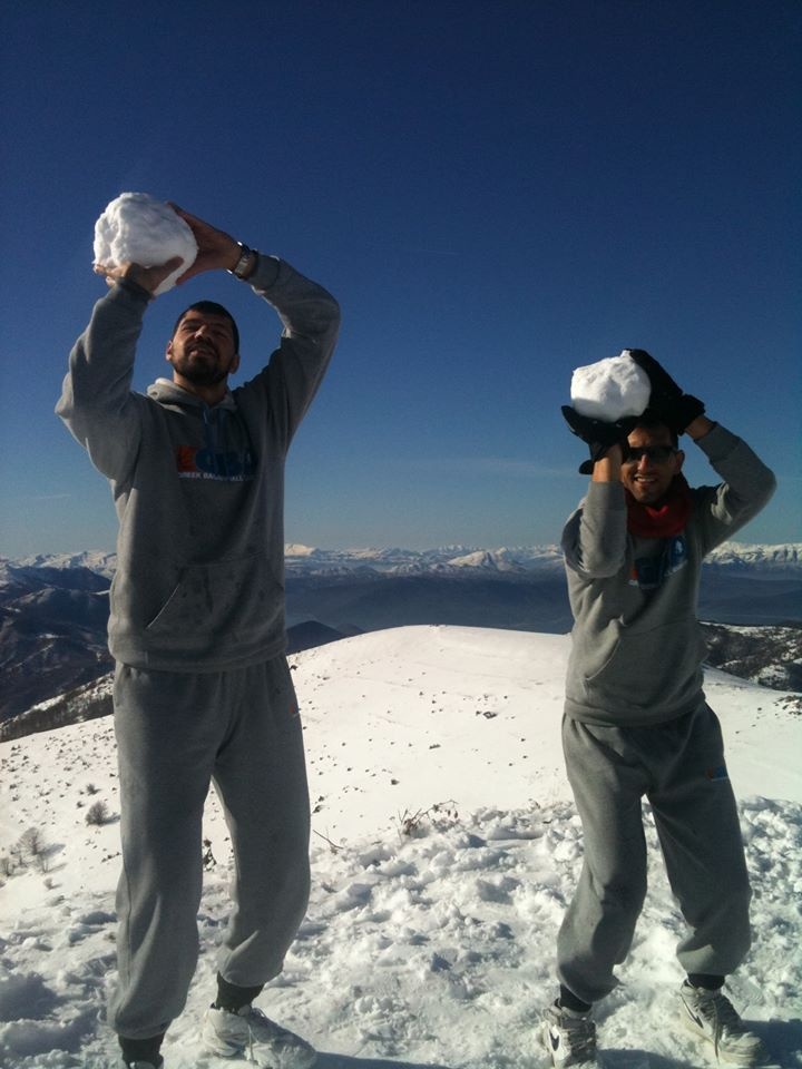 Βούτηξε σε χιονισμένη πισίνα ο Λάζαρος Παπαδόπουλος! (video+photos)