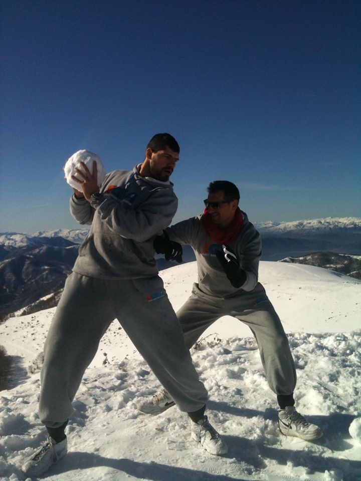 Βούτηξε σε χιονισμένη πισίνα ο Λάζαρος Παπαδόπουλος! (video+photos)