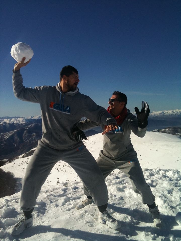 Βούτηξε σε χιονισμένη πισίνα ο Λάζαρος Παπαδόπουλος! (video+photos)