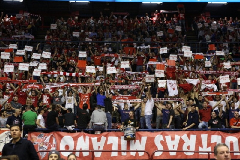 Αρμάνι Μιλάνο: Έρχεται με… φόρα (videos+photos)
