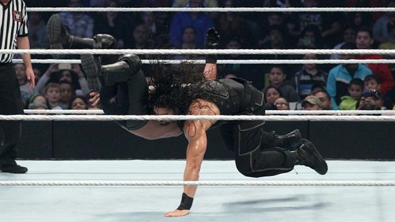 SmackDown: Δίπλα στον Reigns o Ambrose (photos+videos)