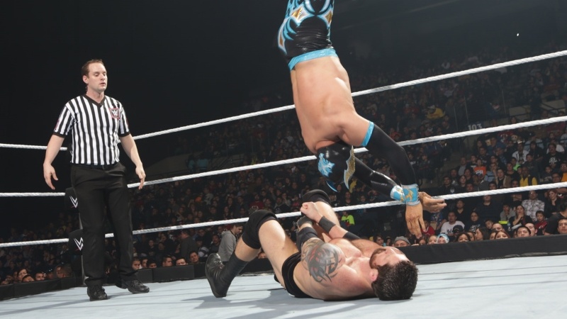 SmackDown: Δίπλα στον Reigns o Ambrose (photos+videos)