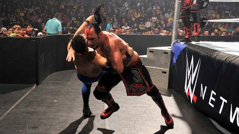 SmackDown: Δίπλα στον Reigns o Ambrose (photos+videos)