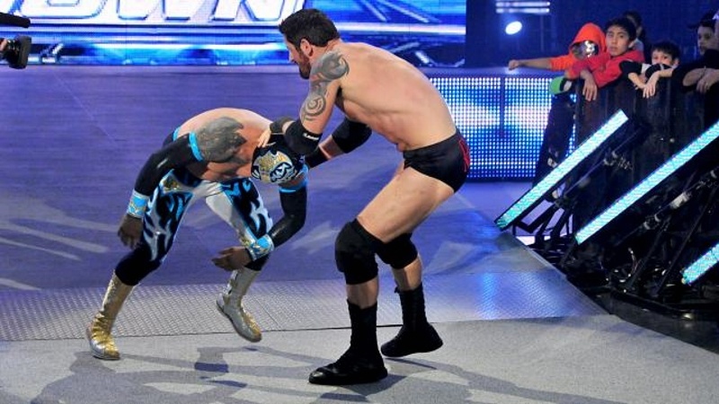 SmackDown: Δίπλα στον Reigns o Ambrose (photos+videos)