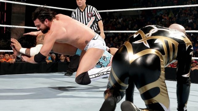 SmackDown: Δίπλα στον Reigns o Ambrose (photos+videos)