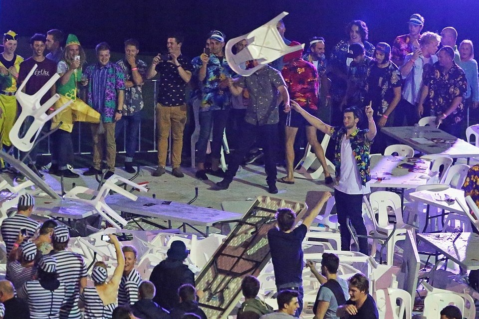 Χαμός  και αστυνομική επέμβαση σε αγώνα Darts στη Μελβούρνη (video+photos)