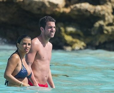 Αγκαλιές και φιλιά στη θάλασσα για Ντανιέλα και Φάμπρεγκας (photos)