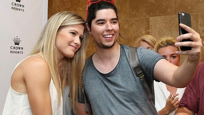 Η Εζενί   Μπουσάρ έλαμψε στο πάρτι του τένις στη Μελβούρνη (video+photos)
