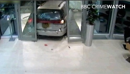 Ρεντ Μπουλ: Ντοκουμέντα από τη ληστεία των 60 τροπαίων (photos+videos)