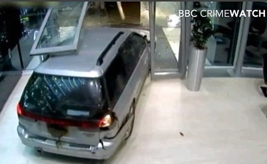 Ρεντ Μπουλ: Ντοκουμέντα από τη ληστεία των 60 τροπαίων (photos+videos)