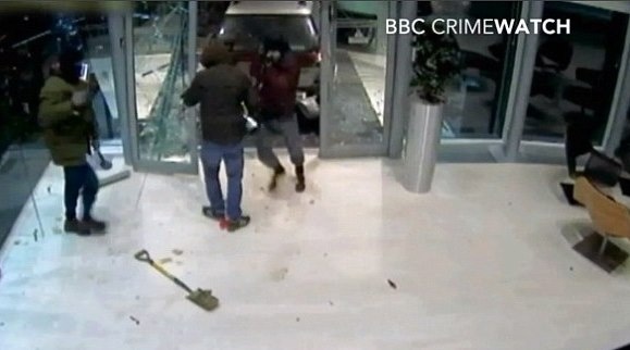 Ρεντ Μπουλ: Ντοκουμέντα από τη ληστεία των 60 τροπαίων (photos+videos)