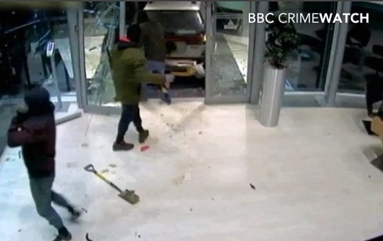 Ρεντ Μπουλ: Ντοκουμέντα από τη ληστεία των 60 τροπαίων (photos+videos)