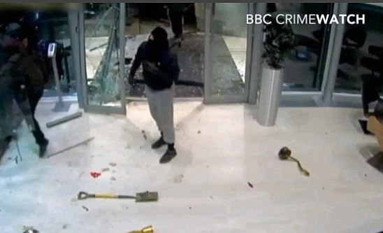 Ρεντ Μπουλ: Ντοκουμέντα από τη ληστεία των 60 τροπαίων (photos+videos)