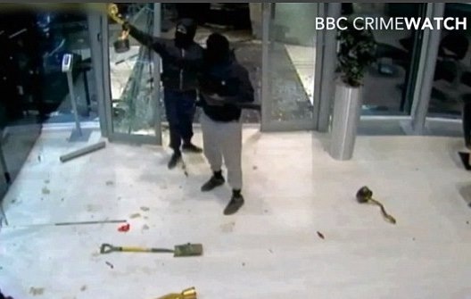 Ρεντ Μπουλ: Ντοκουμέντα από τη ληστεία των 60 τροπαίων (photos+videos)