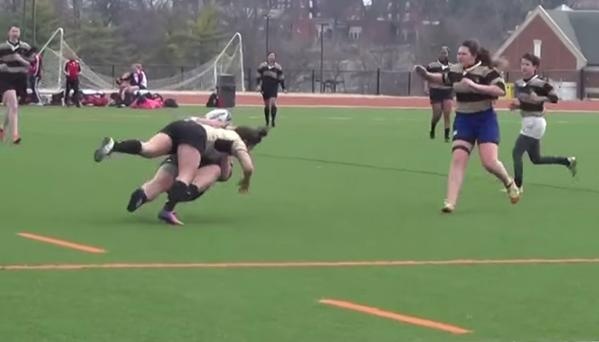 Ράγκμπι: Παίκτρια… πλακώνει τις αντίπαλές της! (video)