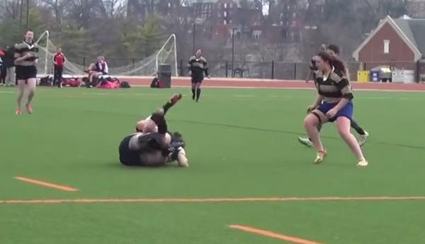 Ράγκμπι: Παίκτρια… πλακώνει τις αντίπαλές της! (video)