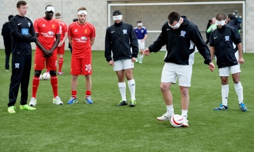 Λίβερπουλ:Προπόνηση με ομάδα τυφλών (video +photos)