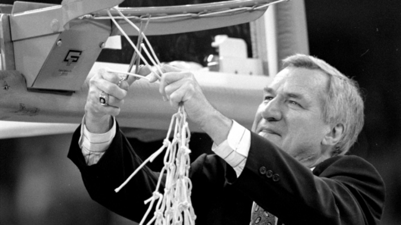 NCAA: «Έφυγε» ο Ντιν Σμιθ (photos)