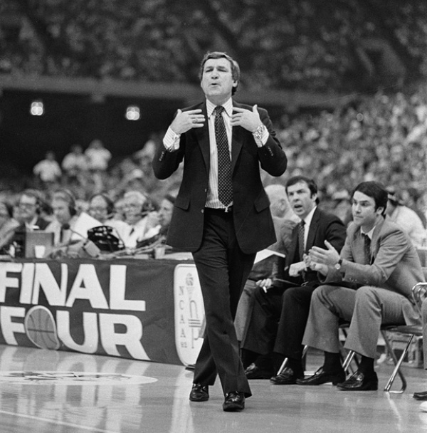 NCAA: «Έφυγε» ο Ντιν Σμιθ (photos)