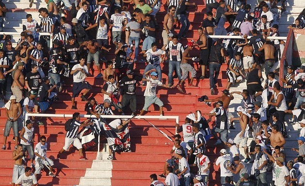 Αιματοβαμμένος εμφύλιος των οπαδών της Αλιάνζα Λίμα (video+photos)