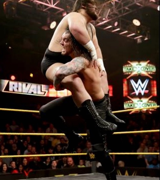 NXT: Καταστροφικός Owens, πρωταθλήτρια η Banks (photos+videos)