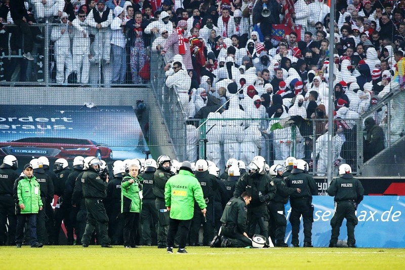 Χαμός στο ντέρμπι του Ρήνου (video+photos)