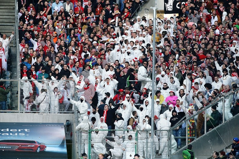 Χαμός στο ντέρμπι του Ρήνου (video+photos)