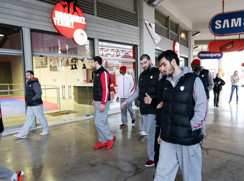 Ολυμπιακός: Επίσκεψη στα Μέλη του Ερασιτέχνη (photos+video)
