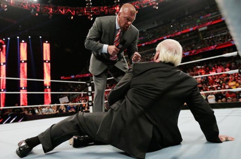 Raw: Ισοπεδωτικός Roman Reigns (videos+photos)