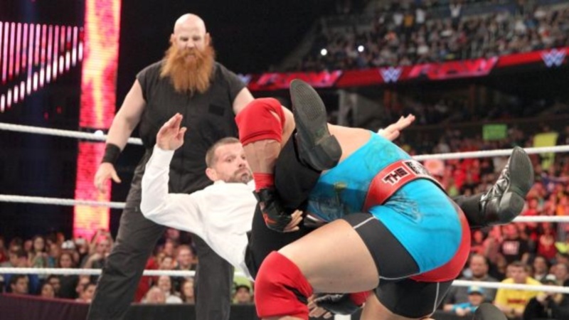 Raw: Ισοπεδωτικός Roman Reigns (videos+photos)
