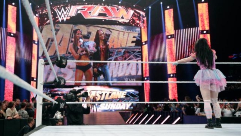 Raw: Ισοπεδωτικός Roman Reigns (videos+photos)