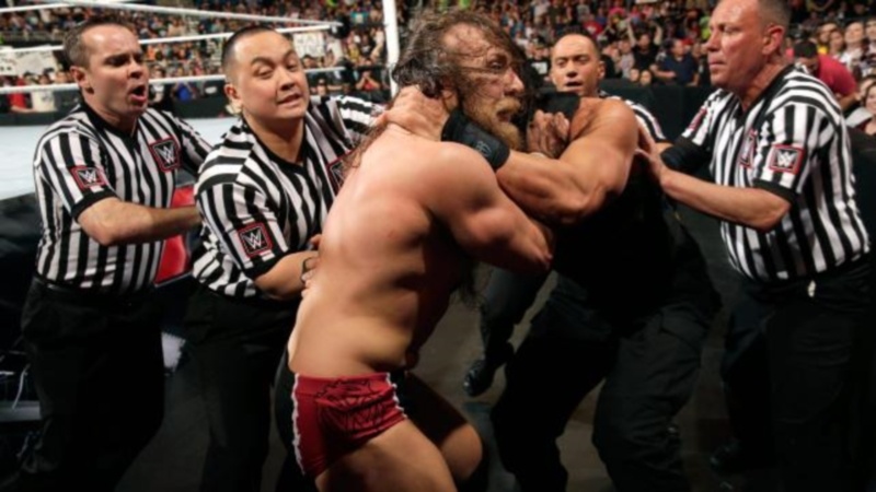 Raw: Ισοπεδωτικός Roman Reigns (videos+photos)