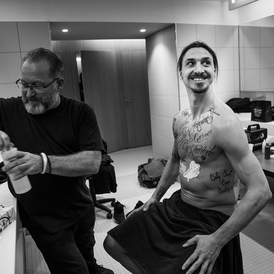 Ζλάταν Ιμπραΐμοβιτς: Σβήστηκαν τα τατουάζ των άπορων από το σώμα του (photos+video)