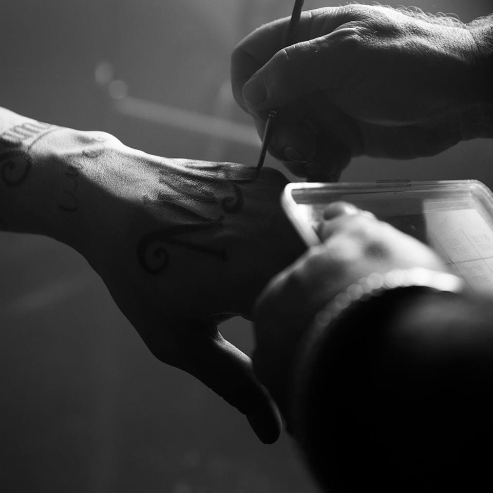 Ζλάταν Ιμπραΐμοβιτς: Σβήστηκαν τα τατουάζ των άπορων από το σώμα του (photos+video)