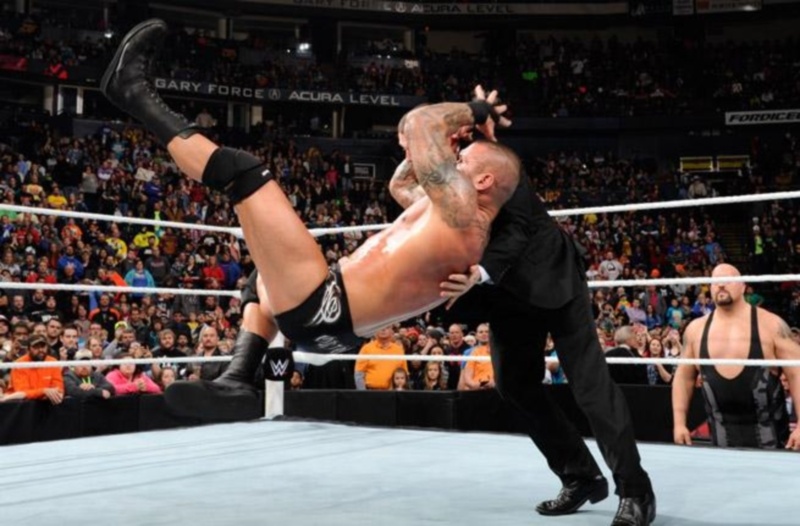 Raw: Σύγχυση με Randy Orton (videos+photos)