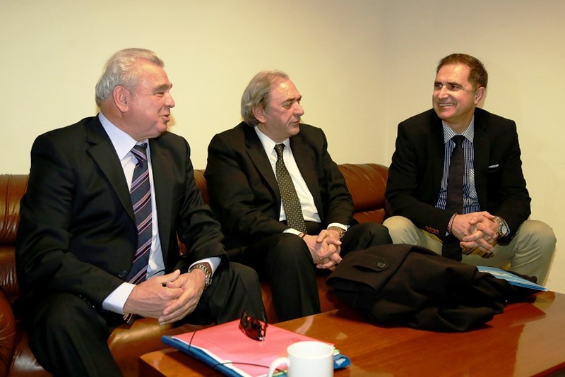 Σε εξέλιξη η σύσκεψη με Κοντονή (photos)