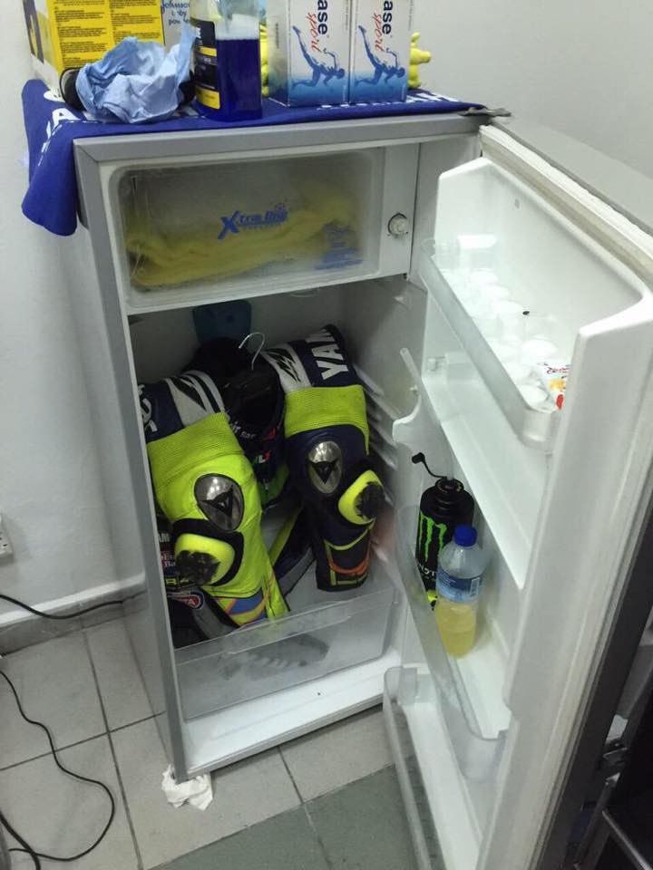 Βαλεντίνο Ρόσι: Βάζει στο... ψυγείο τη στολή του Moto GP! (photo)