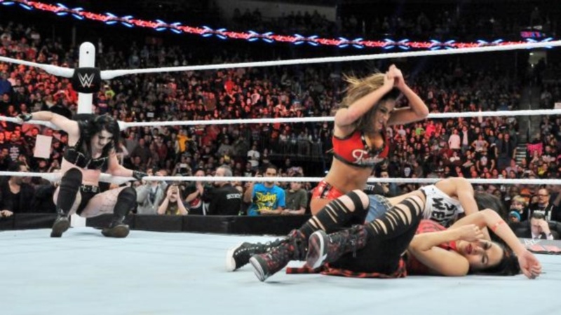 Raw: Reigns εναντίον όλων… (videos+photos)