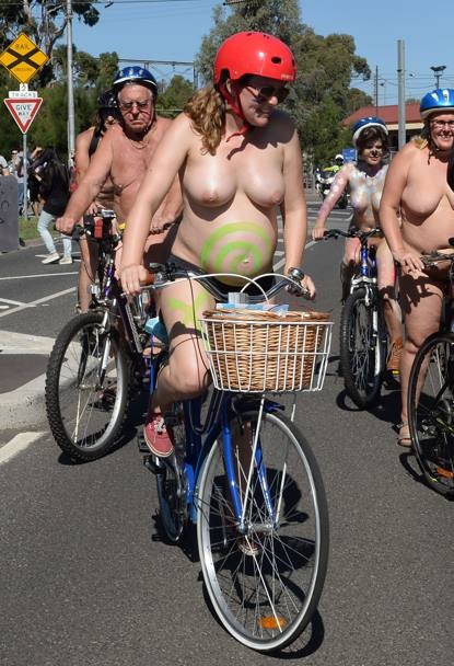Ποδηλασία χωρίς ρούχα στην Αυστραλία! (photos)