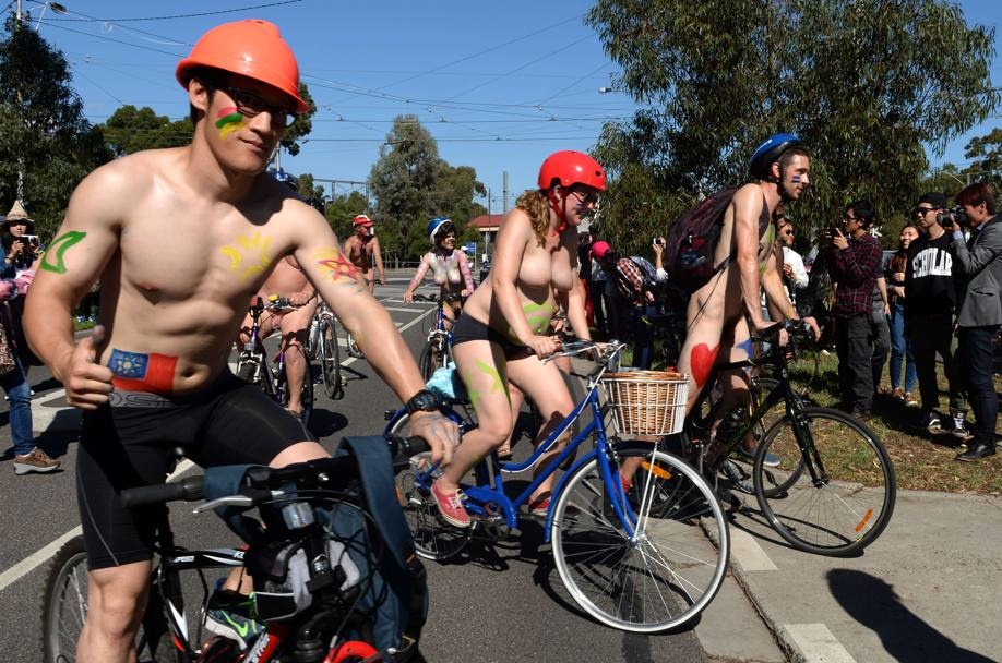 Ποδηλασία χωρίς ρούχα στην Αυστραλία! (photos)
