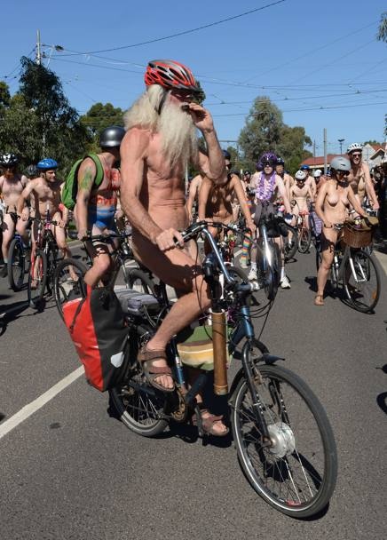 Ποδηλασία χωρίς ρούχα στην Αυστραλία! (photos)