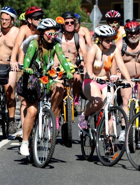 Ποδηλασία χωρίς ρούχα στην Αυστραλία! (photos)