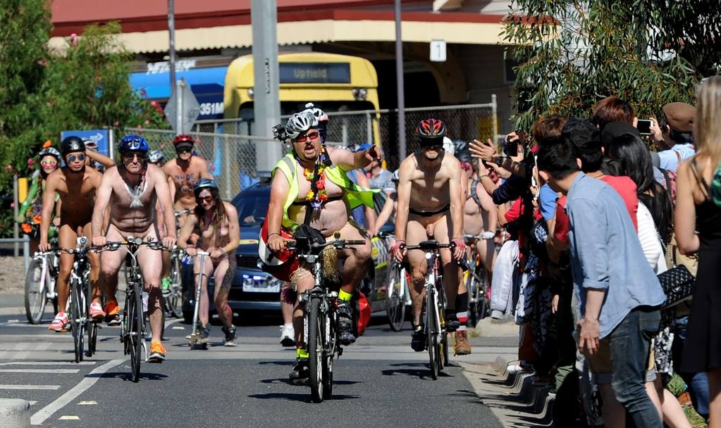 Ποδηλασία χωρίς ρούχα στην Αυστραλία! (photos)