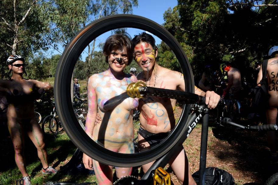 Ποδηλασία χωρίς ρούχα στην Αυστραλία! (photos)