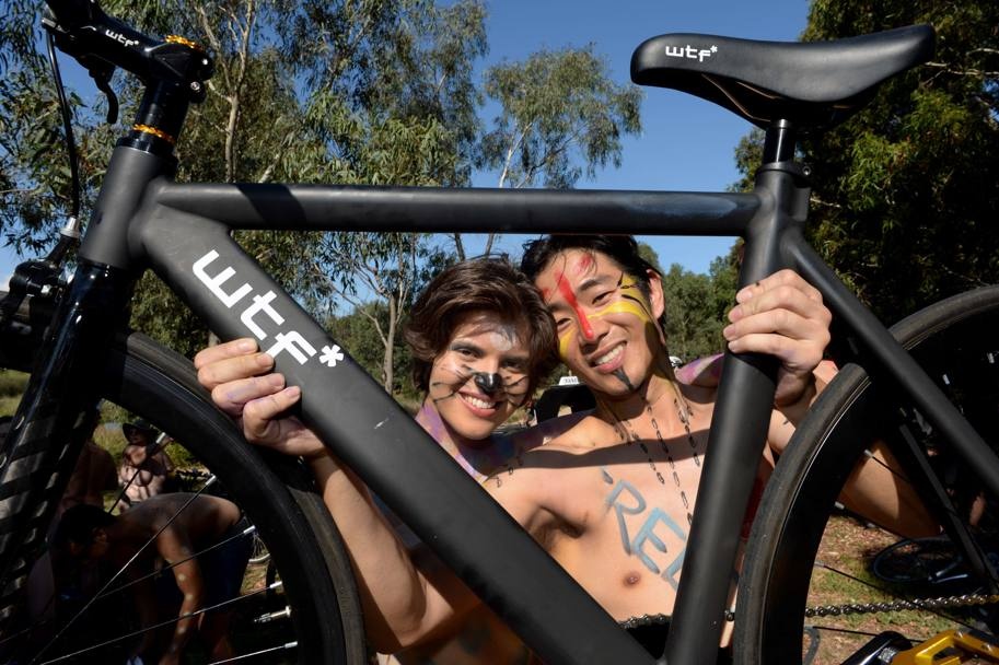 Ποδηλασία χωρίς ρούχα στην Αυστραλία! (photos)